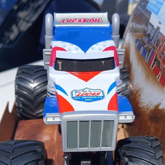 Lucas Oil Stabilizer Monster Jam 1/24 Truck - Picture 3 of 4